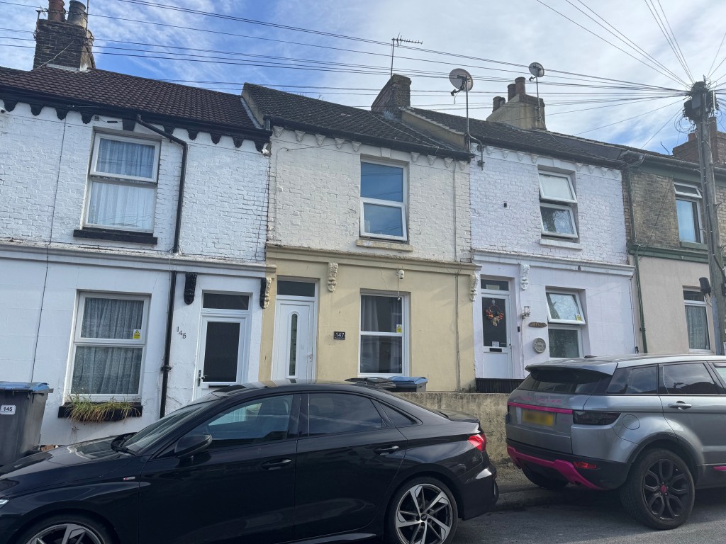 Lot: 117 - FREEHOLD RESIDENTIAL INVESTMENT - Front of property